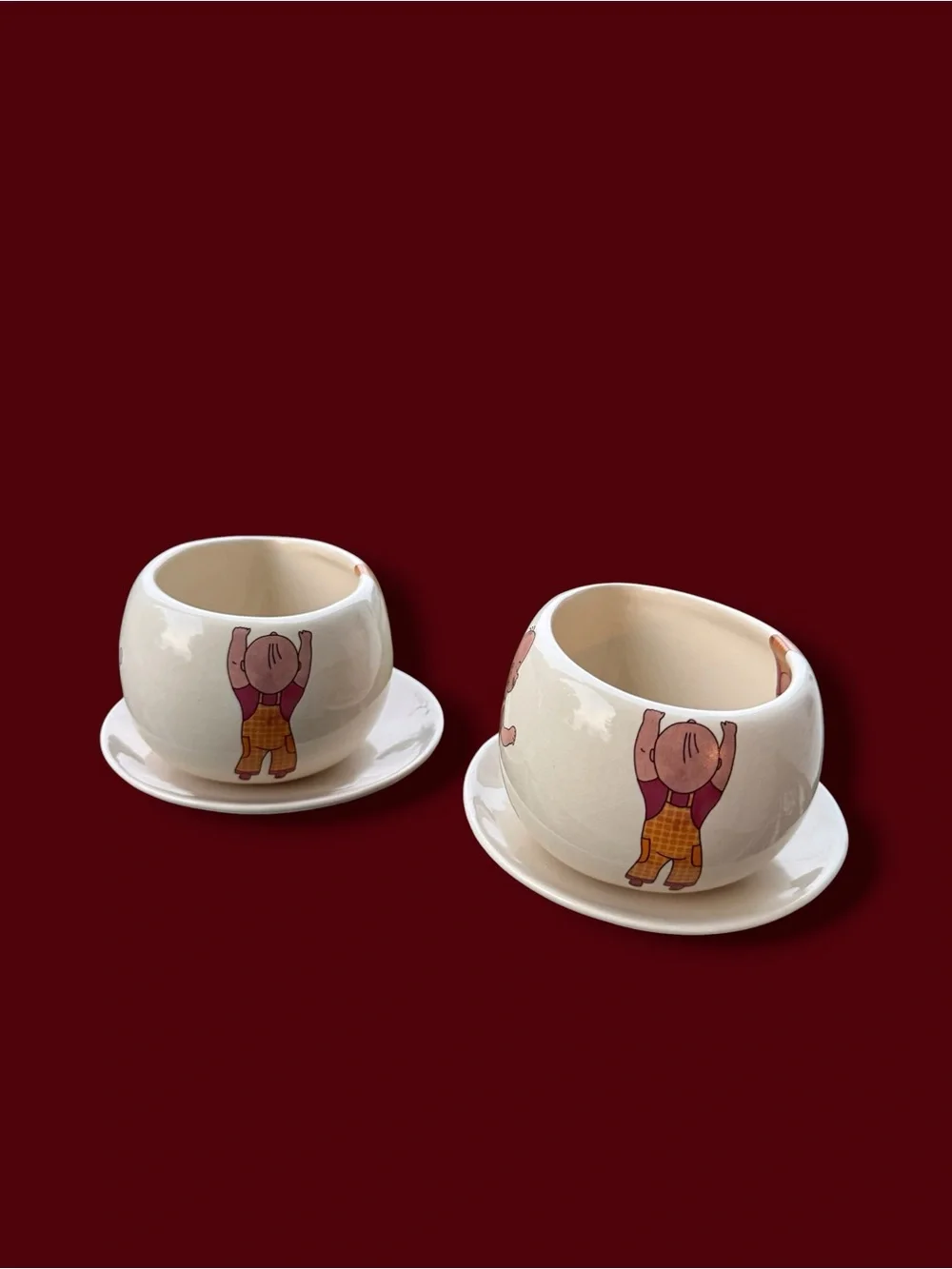 A pair of bows and saucer